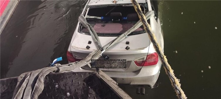 Auto im Rhein während der Bergungsmaßnahme. Foto: Polizei