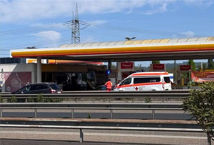 Auto kracht in Tankstelle. Foto: MBE
