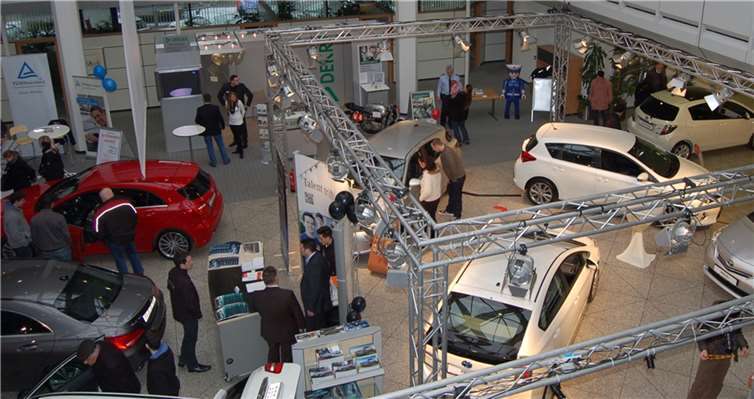 AutoSchau in der Sparkassen-Hauptstelle mit Beratungsangeboten rund um Finanzierung, Mobilität und Sicherheit. privat