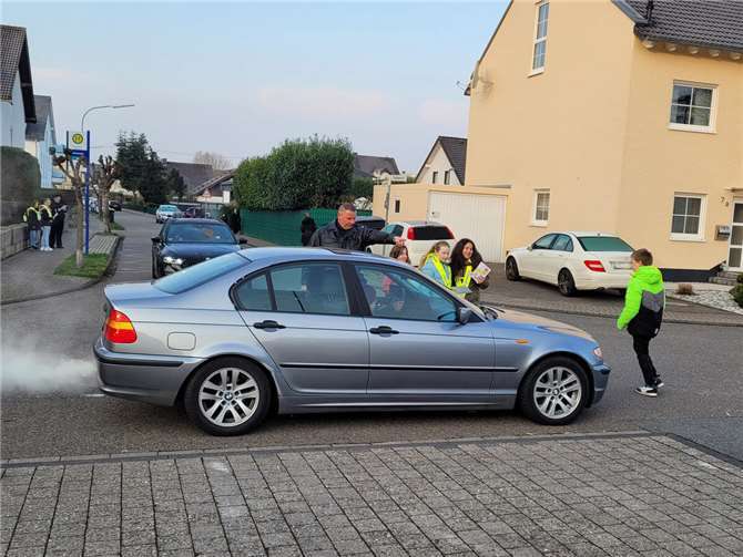Autofahrer, die ihre Kinder an der Schule absetzten, wurden auf die geltenden Verkehrsregeln hingewiesen.