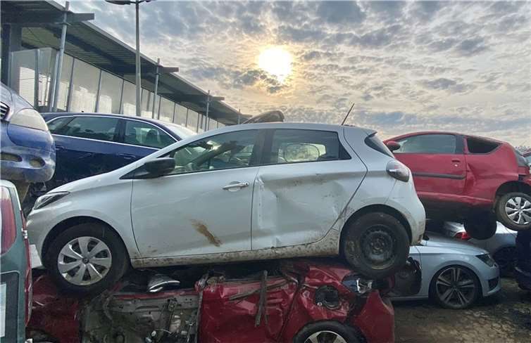 Autofriedhof in Bad Neuenahr, wenige Wochen nach der Flut. Foto: ROB