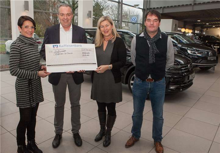 Autohaus Kempen-Geschäftsführer Thomas Fritz (Zweiter von links) übergab einen Spendenscheck über 500 Euro an (von links) Nicole Willems, Dorothee Poschwatta und Oliver Stölben vom Kinderheim Dr. Dawo in Rheinbach.JOST