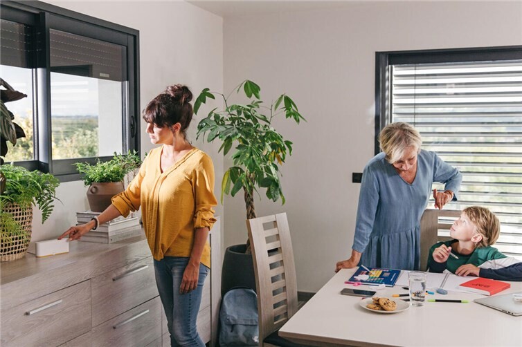 Automatisch gesteuerte Rollläden und Jalousien leisten einen wichtigen Beitrag zum Energiesparen. Sie halten die Räume im Sommer kühl und können die Sonne im Winter gezielt zur Heizungsunterstützung nutzen.