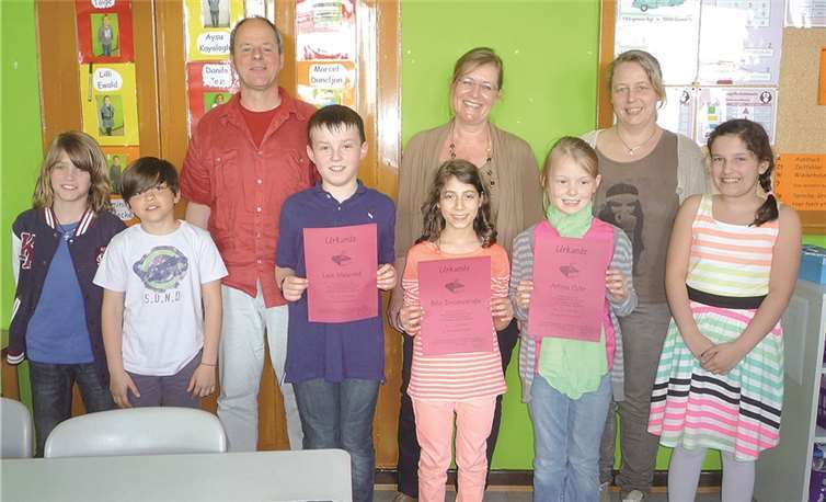 Autor Andreas Kirchgäßner war Jurymitglied beim Entscheid des Vorlesewettbewerbs. Die stolzen Gewinner, Leon Maluschek (Platz 2), Beliz Dersuniyelioglu (Platz 3) und Antonia Oster (Platz 1) präsentieren ihre Urkunden.  privat