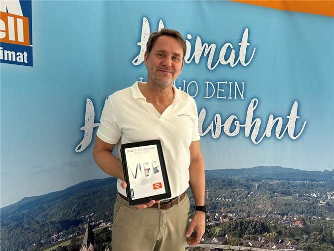 Autor Andy Neumann mit seinem neuesten Werk „Vier“.  Foto: ROB