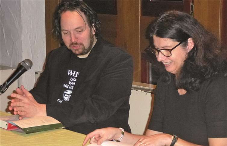 Autor Carsten Sebastian Henn (hier mit seiner Lektorin Anja Rüdiger) begeisterte mit einer Lesung im Köllenhof zahlreiche Zuhörer. privat