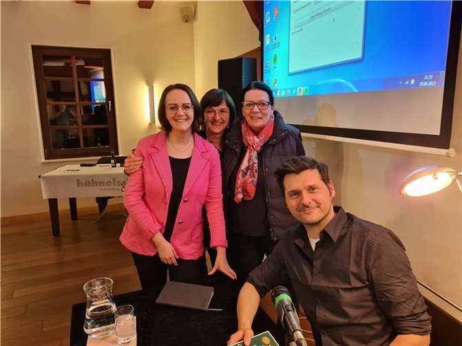 Autor Daniel Robbel mit dem Team der Stadtbücherei.  Foto: privat