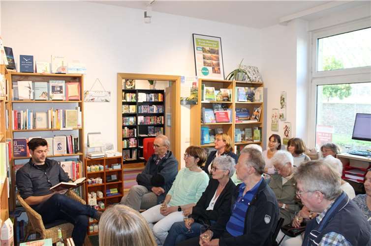 Autor Daniel Robbel unterhielt die Gäste mit amüsanten Geschichten.  Foto:DU