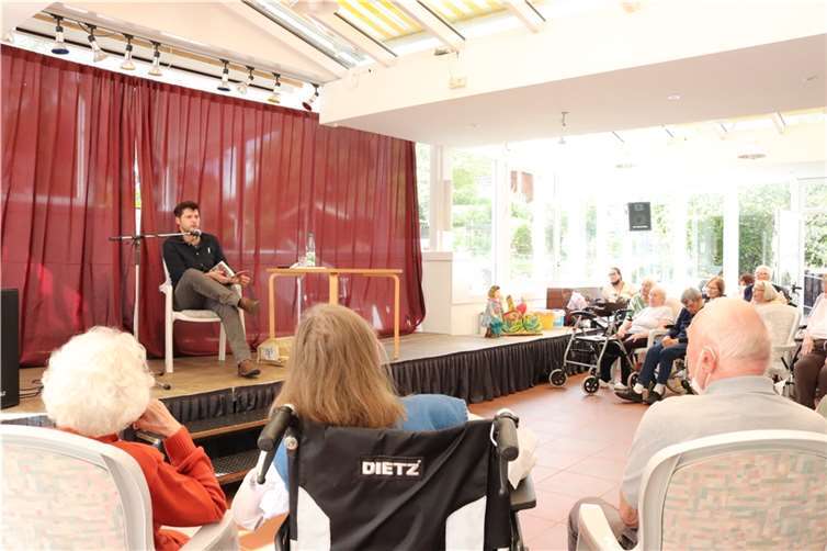 Autor Daniel Robbel unterhielt mit interessanten und lustigen Geschichten aus dem Ahrtal.  Foto: privat