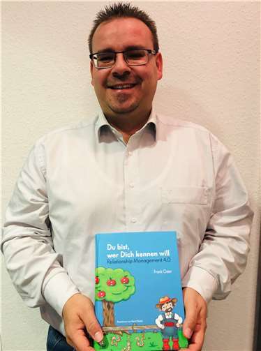 Autor Frank Oster mit seinem Erstlingswerk „Du bist, wer dich kennen will“. ROB