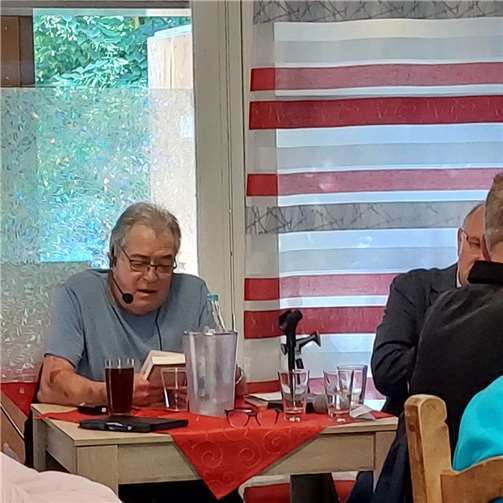 Autor Hans Astor bei der Vorstellung seines neusten Werkes.  Fotos: privat