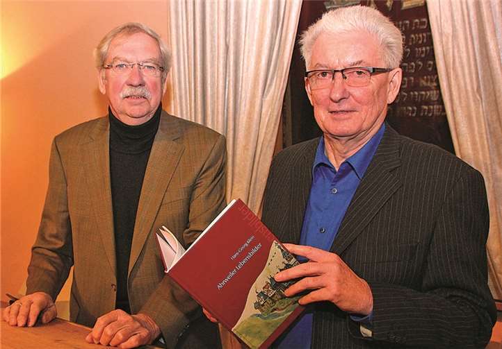 Autor Hans-Georg Klein (r.) und Heimatverein-Vorsitzender Dr. Wilbert Herschbach stellten das Buch in der ehemaligen Synagoge in Ahrweiler vor. Bünnagel
