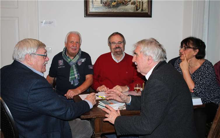Autor Jo Weisshaar (l.) und Reisegefährte Peter Schmitz (2. v. l.) im Gespräch während der Buchvorstellung. Fotos:HG