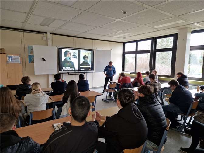 Autor Jörg Schmitt-Kilian bei der Lesung in Vallendar.  Foto: IRSP