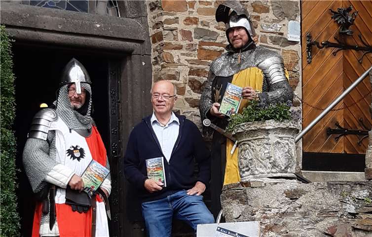 Autor K. Freischläger mit Rittern. Foto: privat