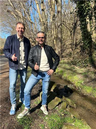 Autor Markus Theisen und Initiator Michael Krämer am reißenden Kellbach in Obermendig. Foto: Rebecca Strittmatter
