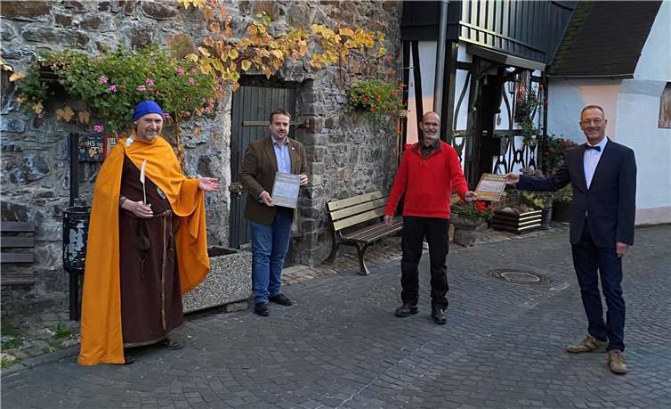 Autor Michael Eisenbarth ließ es sich nicht nehmen, die Übergabe in der historischen Gewandung eines Schreibers des 15. Jahrhunderts durchzuführen. Fotos: privat