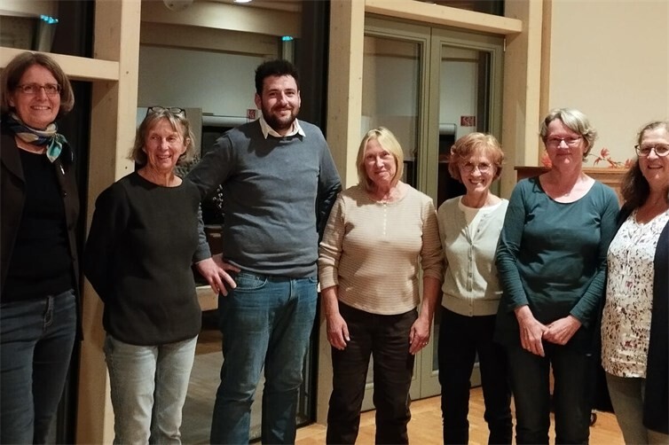 Autor Ryyan Alshebl mit dem Weltladenteam