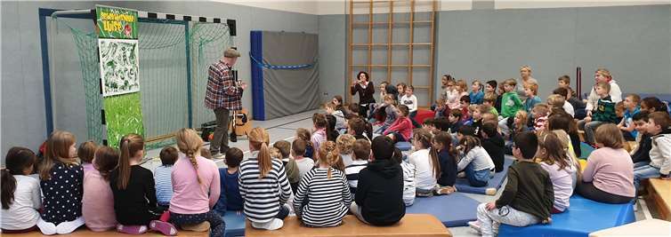 Autor Sascha Gutzeit stellte seinen Kinderkrimi mit einer Performance vor. Fotos: Grundschule Cochem