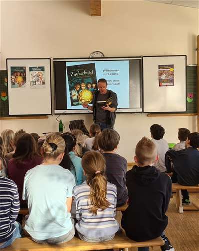Autor Stefan Gemmel verzaubert die Grundschule Thür allein mit seiner Präsenz.  Foto: privat