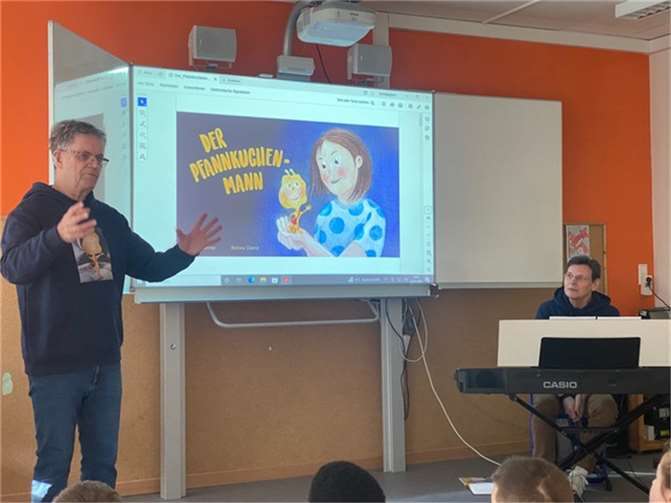 Autor Ulf Störmer und Lothar Bonin in der Grundschule Kesselheim. Quelle: Grundschule Kesselheim