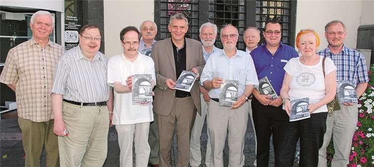 Autoren und Redakteure der „Andernacher Annalen“ stellten gemeinsam mit Bürgermeister Claus Peitz ( ) die zehnte Ausgabe des Buches vor.WPA