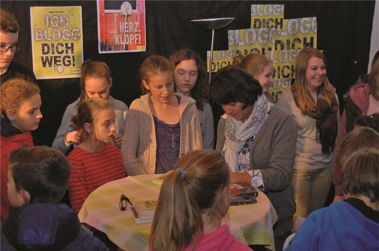 Autorin Agnes Hammer signierte im Jugendheim Fritzdorf Bücher für ihre Leserinnen und Leser. Erika Granow