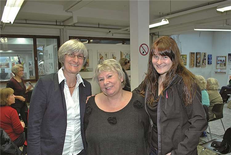 Autorin Christa Schyboll (Mitte) und die musikalische Begleitung.BL