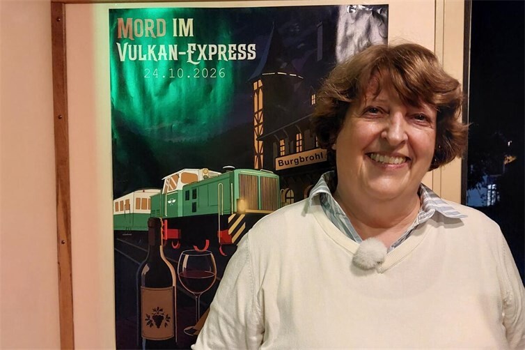Autorin Gabriele Keiser vor dem Plakat „Mord im Vulkan-Express“.