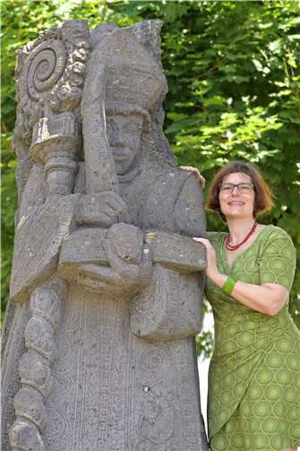 Autorin Jasna Mittler mit dem Werk ihres Vaters „Albertus Magnus“ vor dem Vulkanmuseum Heidenstockstraße/Ecke Brauerstraße. Foto: Dorothea MariaSchwab