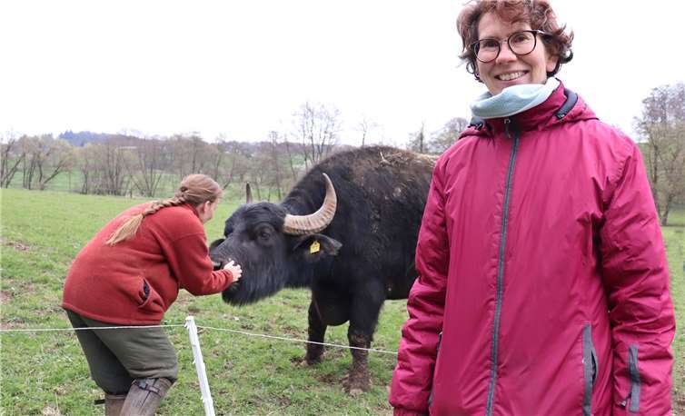 Autorin Julia C. Bourmer mit ihrem Büffel, Bücherei-leiterin Birgit Lantermann in respektvollem Abstand.Fotos: Privat