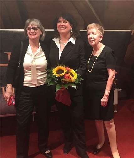 Autorin Maria W. Peter (Mitte) mit Kollegin Doris Strobl (li.) und Jurorin Edeltraud Lenz bei der Preisverleihung.LENZ