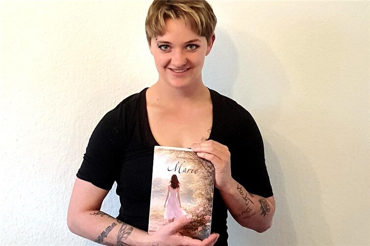 Autorin Nastassja Böcher mit ihrem Erstlingswerk. 