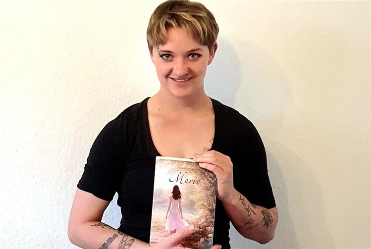 Autorin Nastassja Böcher mit ihrem Erstlingswerk.