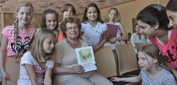 Autorin Tamar Dreifuß erzählte den Grundschülern vom Holocaust. RERE