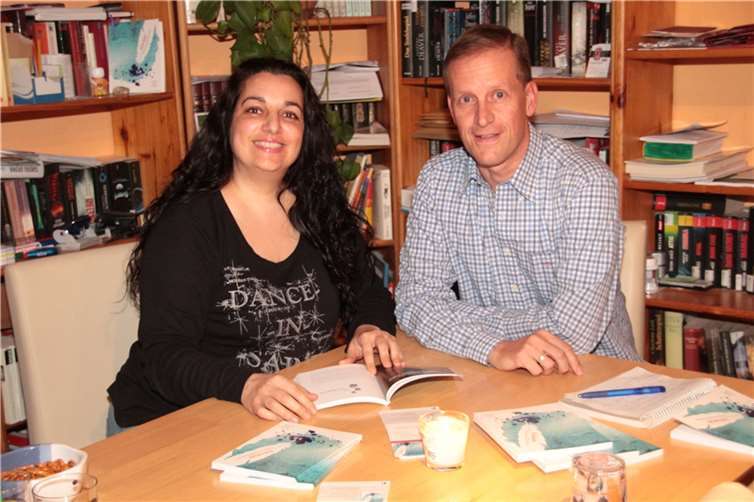 Autorin und Verlegerin Anuschka Weyand und Carsten Renner vom Verein Kidz4kids macht die Arbeit in den Literaturprojekten große Freude. AND
