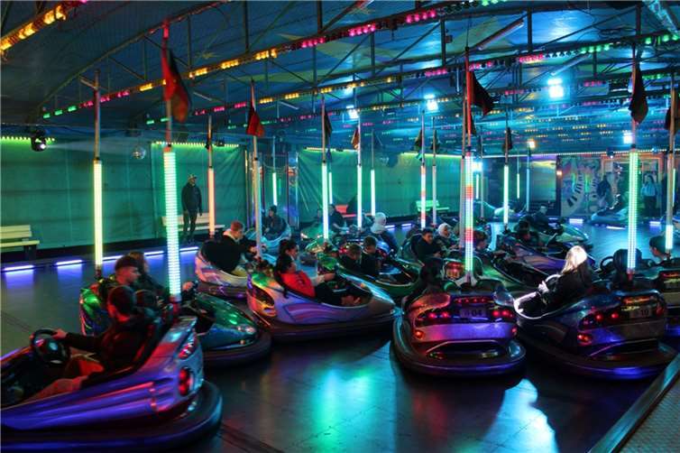 Kirmes in Bad Neuenahr: Kleiner, aber gemütlich Autoscooter, ein zeitloser Klassiker.