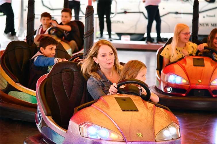 Autoscooter und weitere Fahrgeschäfte lockten das vor allem das jüngere Publikum auf den Kirchplatz.