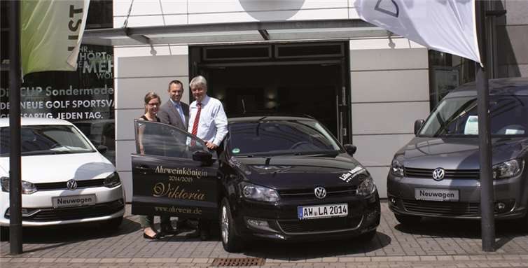 Autoübergabe: (V.l.) Viktoria Kugel, Oliver Piel (Ahrwein e.V.) und Klaus Lehnhoff (Autohaus Löhr). privat