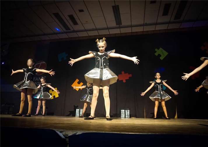 Aventura werden von Laura Speier und Tanja Kraus trainiertund präsentierten ihre Show „Interspace“.