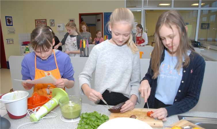 Avocado, Basilikum, Zitrone, Cherrytomaten,Vollkorn-Penne, Mozzarella und Granatapfelkerne- dieser Salat sieht gut aus und schmeckt.