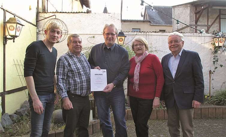 Axel Bartels überreichte das goldene Treuezeichen nebst Ehrenurkunde. (v.l.) Marc Ruland (MdL) Herbert Becker, Vorsitzender Axel Bartels, Monique Bedouet und Rudi Bannert.privat