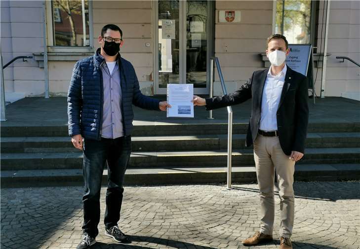 Axel Blumenstein (Ortsvorsteher von Kripp) bei der Übergabe der Unterschriften an Bürgermeister Björn Ingendahl. Foto: privat