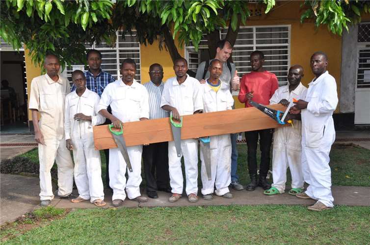 Axel Bornemann (4.v.r.) mit Handwerker aus Ruanda.  Fotos: privat