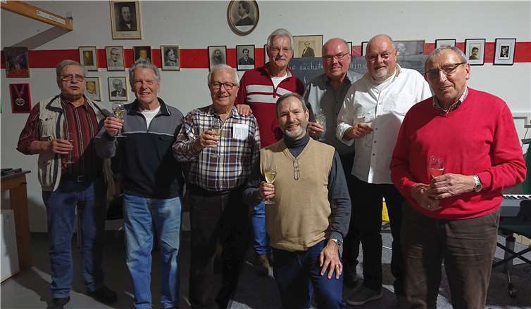 Axel E. Hoffmann (vorne, Mitte), seit 25 Jahren Dirigent beim Linzer Männergesangverein, eingerahmt von den Sängern, die ebenfalls seit dieser Zeit aktiv im Chor singen (v. l.): Heinrich Schönenberg, Peter Windheuser, Andreas Siebertz, Paul Wipperfürth, Dirigent Axel E. Hoffmann, Wolli Klein, Karl-Heinz Stieldorf, Johannes Birrenbach. Foto: privat