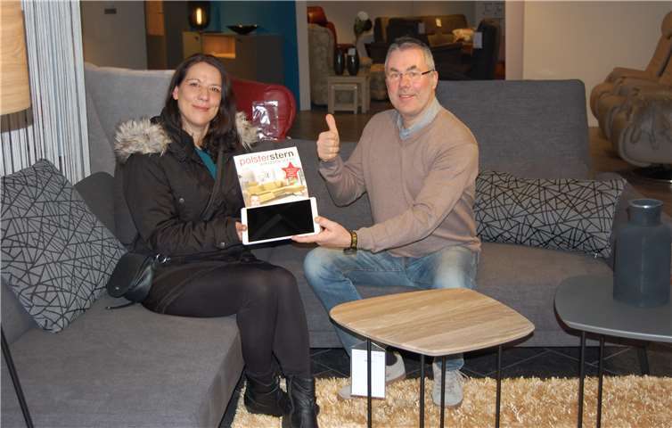 Axel Stern überreichte der Gewinnerin Kerstin Masfelder den 1. Preis. Foto: polsterstern