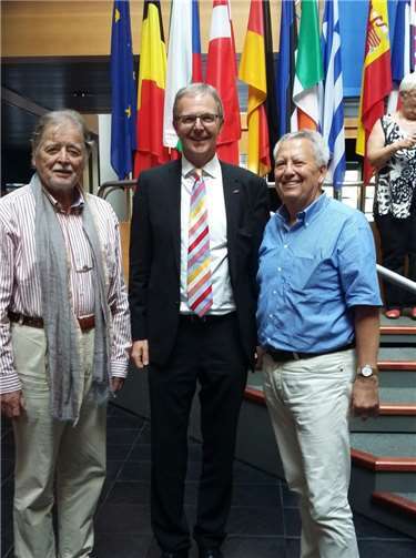 Axel Voss (Mitte) mit Rainer Walterscheid (rechts) aus dem Rhein-Sieg-Kreis und Harald Russegger (links) links aus dem Kölner Bereich der Deutschen Herzstiftung.privat