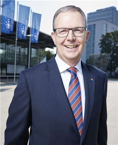 Axel Voss nimmt an der Podiumsdiskussion teil. Foto: Frank Beerphotography