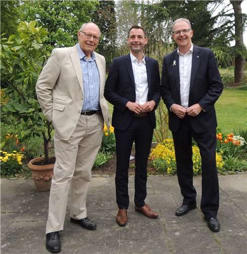 Axel Voss (re.) und Gastgeber Dr. Dieter Braun (li.) wünschen Jonathan Grunwald gutes Gelingen. Foto: privat