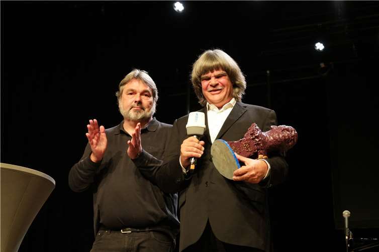 Axel Zwingenberger erhält den Lahnsteiner Bluespreis „Blues-Louis“und jede Menge lobende Worte vom Christian Pfarr. Fotos: ND